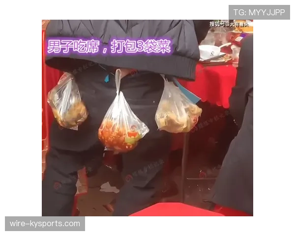 魏秋月腕上名表，手里拎着塑料菜袋，那画面绝了